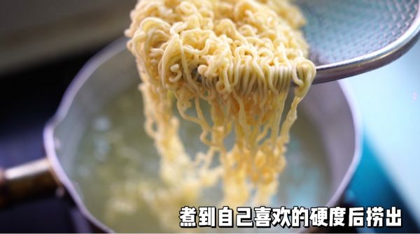 雪碧虾仁凉拌方便面