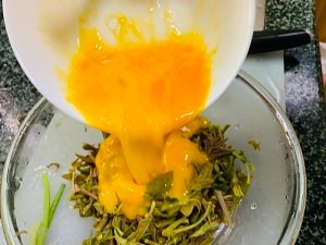 香椿煎鸡蛋的做法