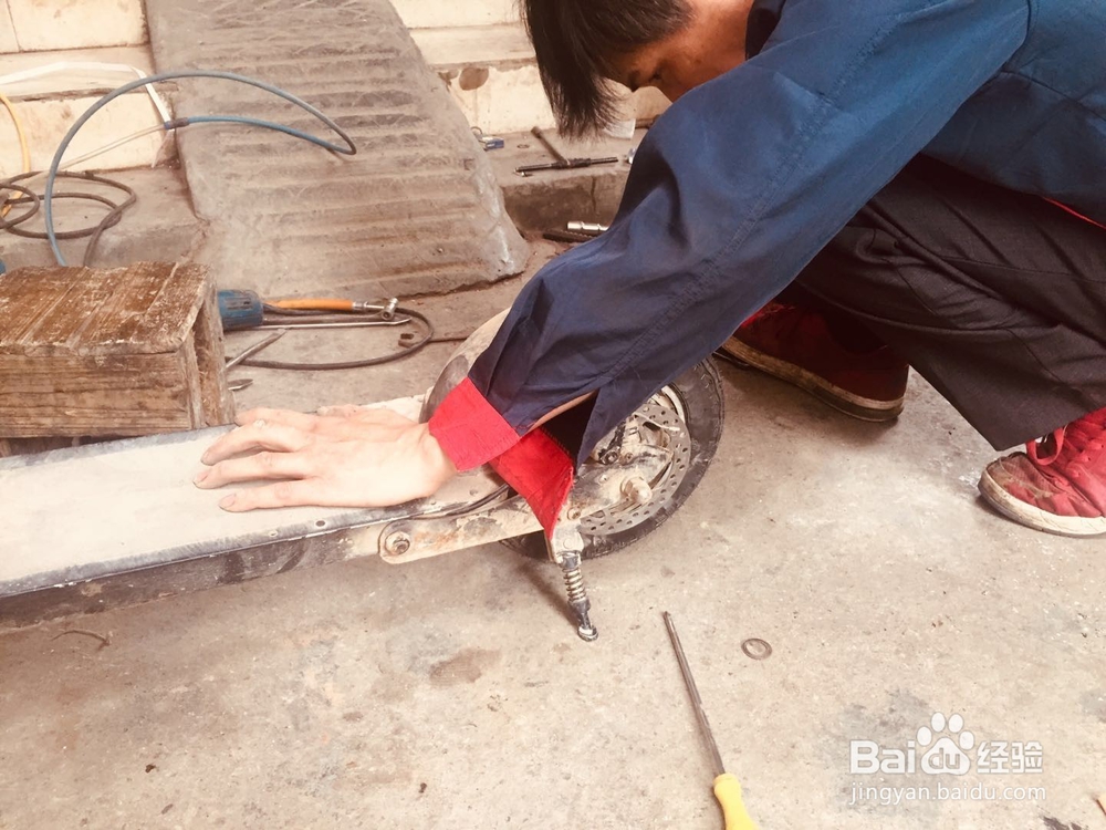 滑板电动车车胎如何更换