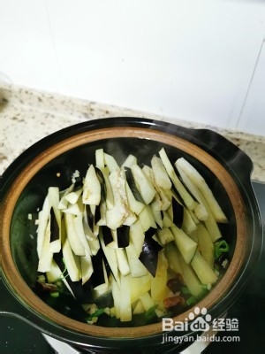 敲鸡好吃的砂锅油焖茄子~