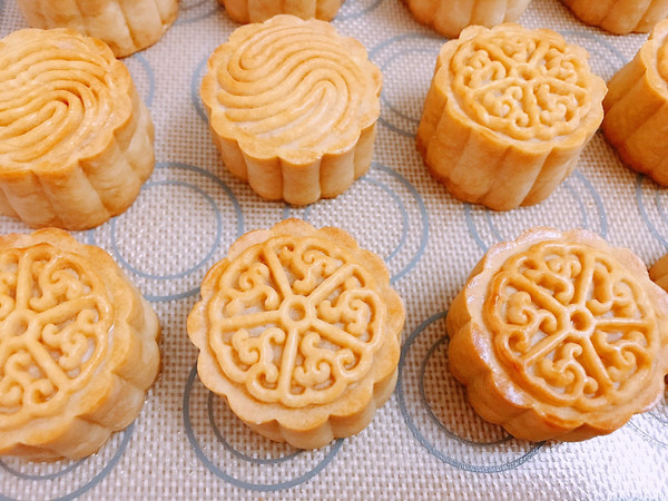 广式纯白莲蓉蛋黄月饼