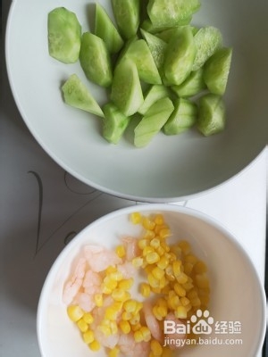 如何制作营养健康的培根虾仁青瓜玉米沙拉？