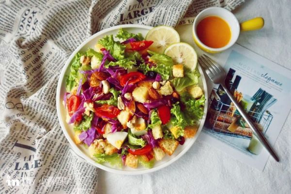 缤纷面包丁沙拉