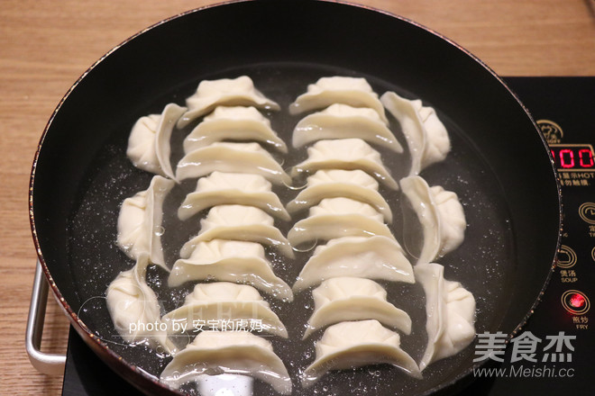 酸菜虾仁锅贴