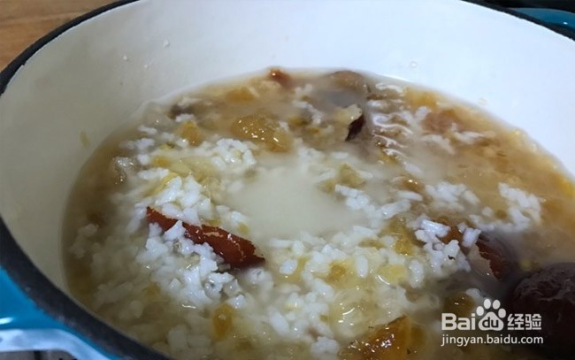 桃胶煮粥的做法