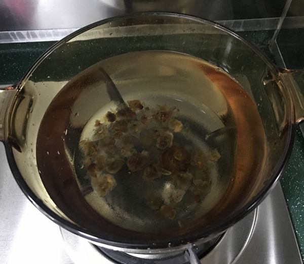 桃胶藏红花雪梨银耳汤