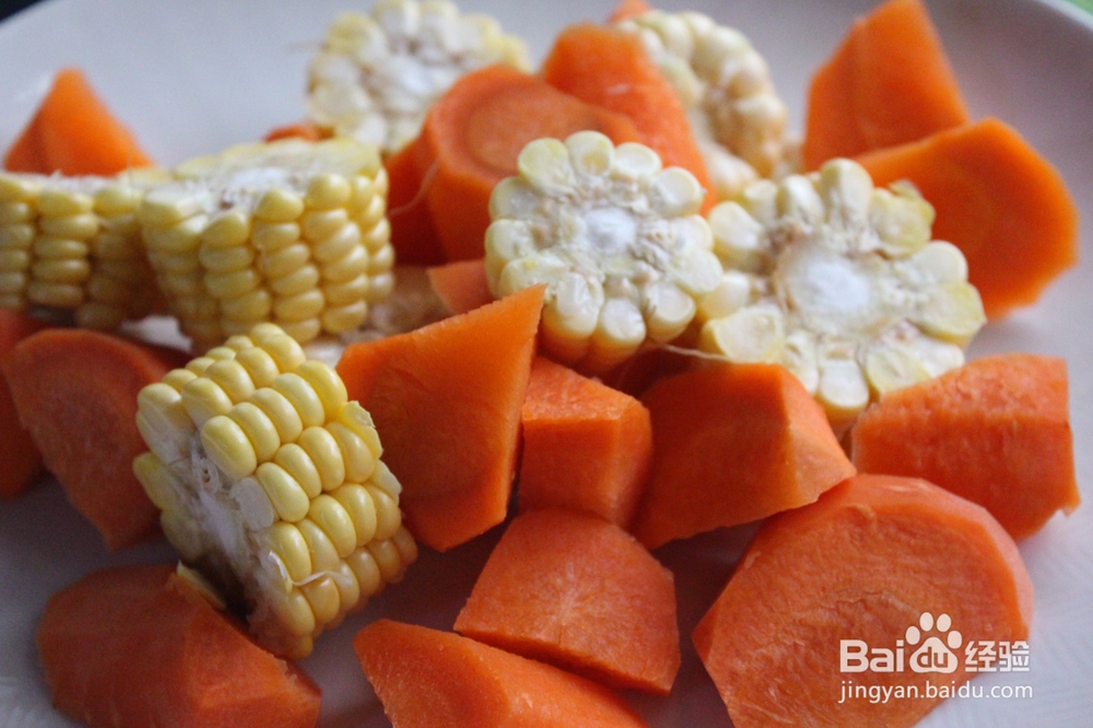 如何做玉米胡萝卜排骨汤？