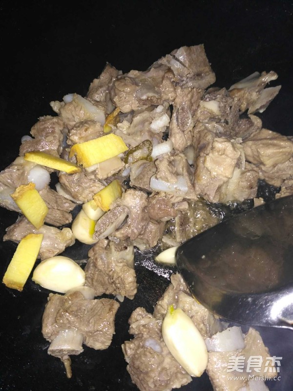 橙汁烧排骨的做法