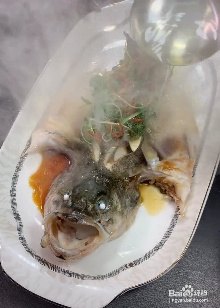 怎么做鲜美的清蒸鲈鱼?