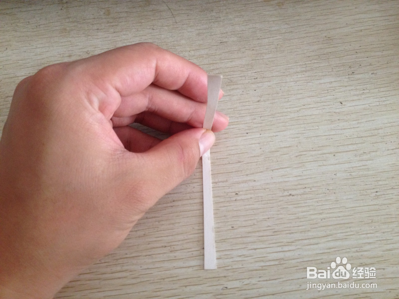 如何用一个细长的硬卡纸做四支中性笔的简易支架