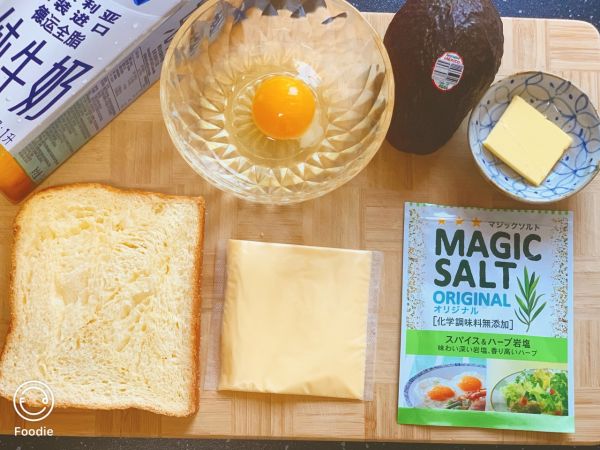 超快手牛油果滑蛋开放三明治