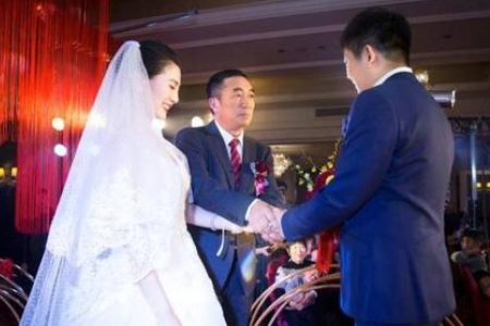 父亲牵手交给新郎台词怎么说