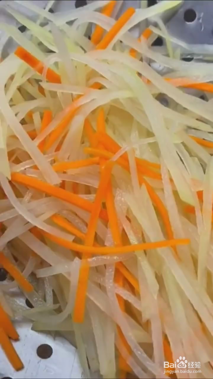 如何制作胡萝卜土豆丝小炒