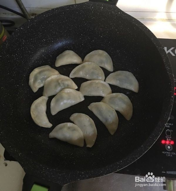 用鸡蛋煎饺子