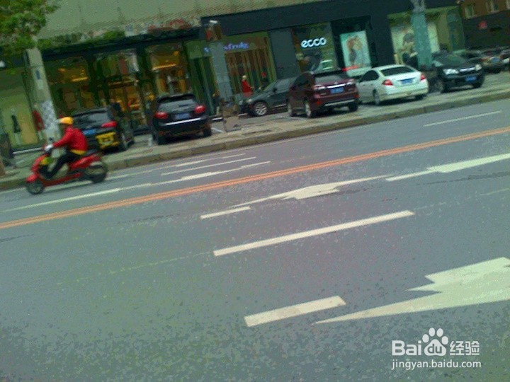 自行车和摩托车在通道行驶要安全