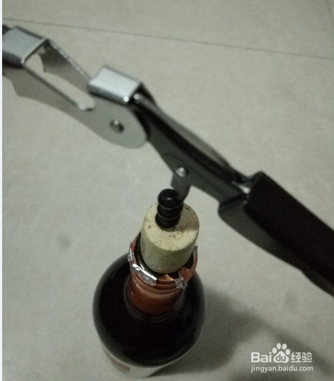 图示简单操作打开红酒