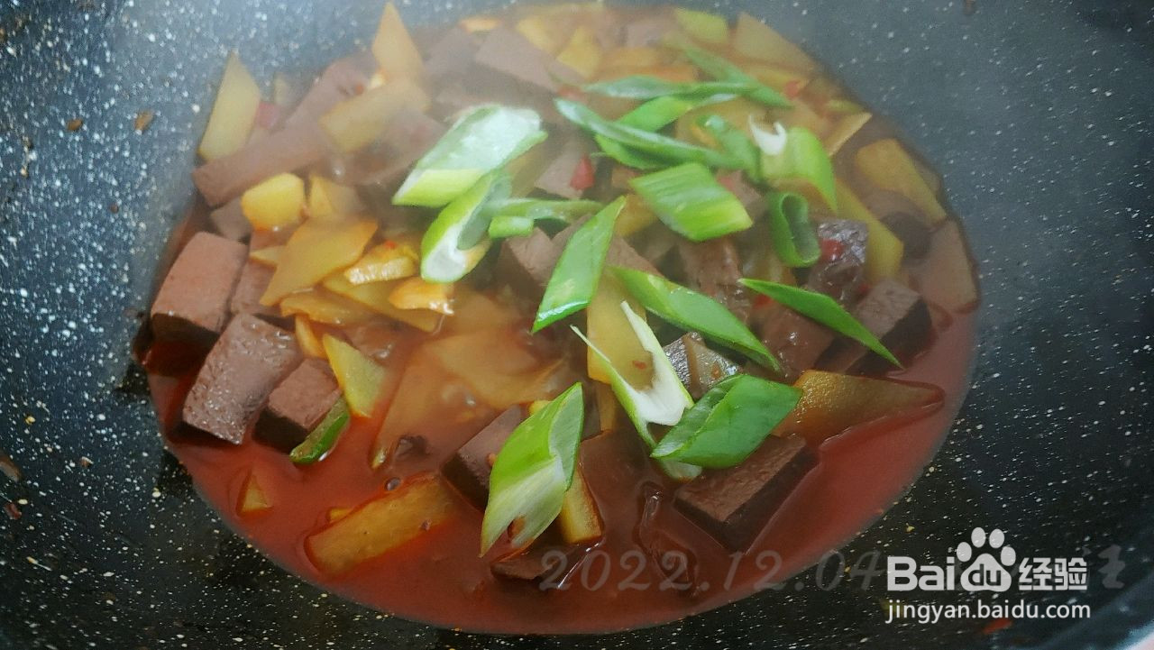 红油青笋烧鸭血的做法