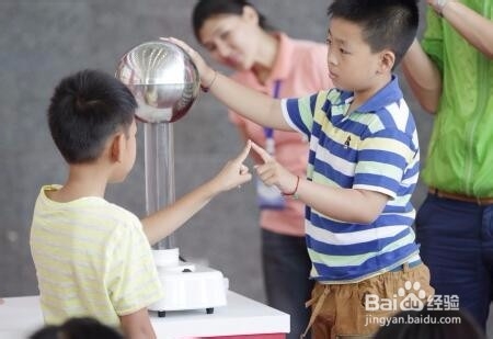 如果防止静电伤害宝宝?