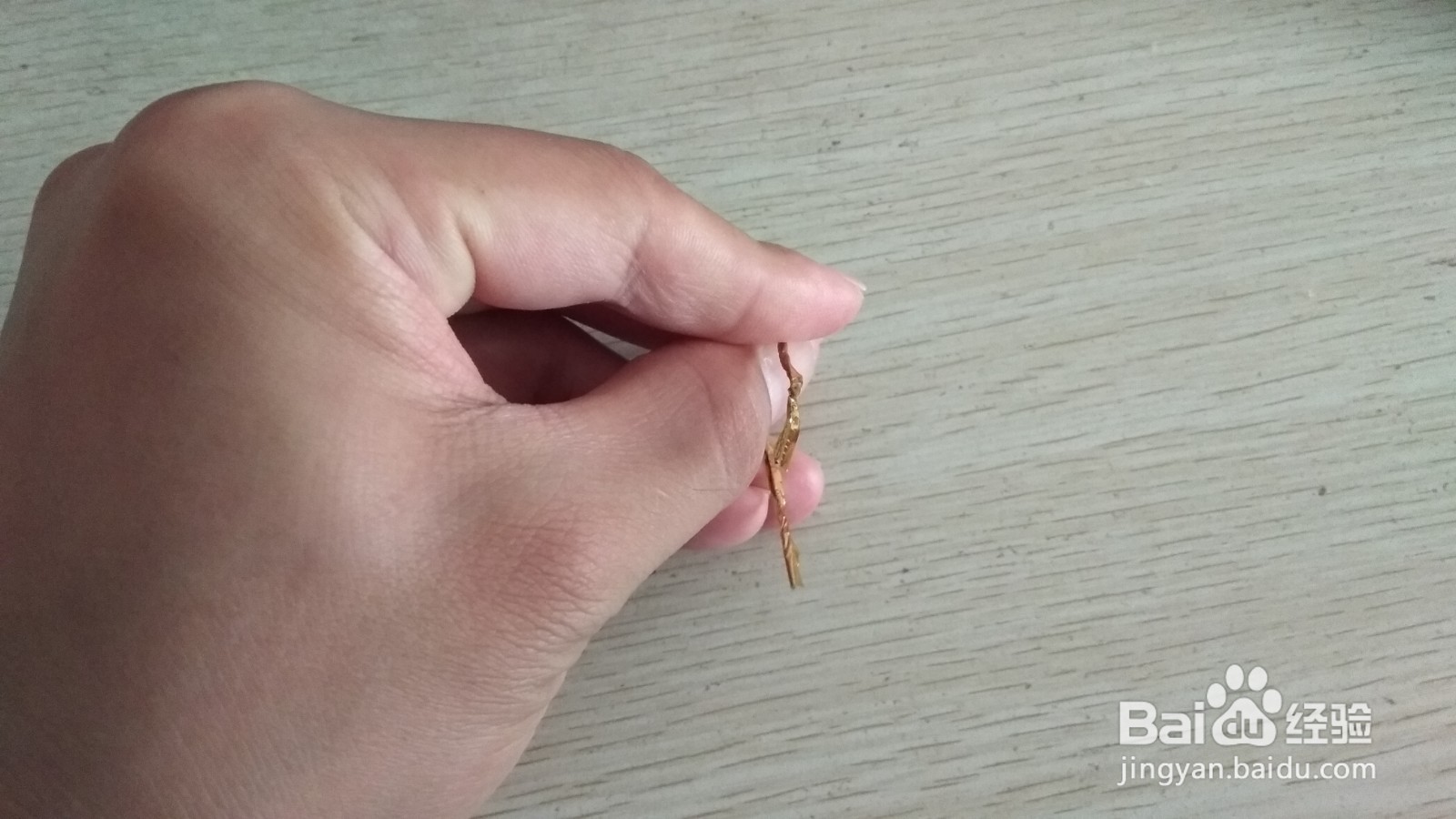 如何用面包袋绑绳和挖耳勺做简易的中性笔支架