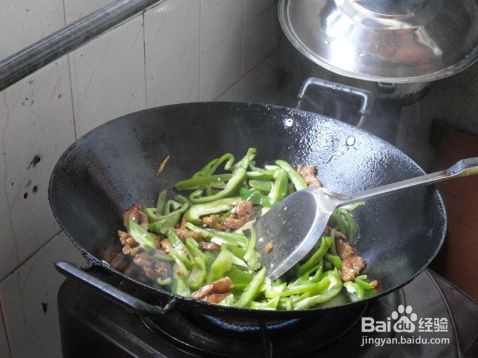 青椒炒鸡肉的做法