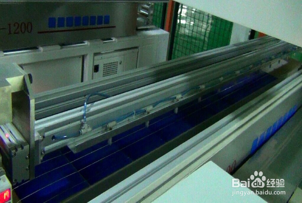 全自动太阳能电池片串焊排版一体机工艺流程图