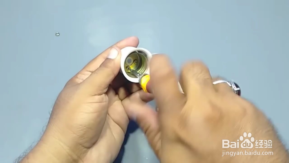 怎么让不接电源的灯泡亮起来