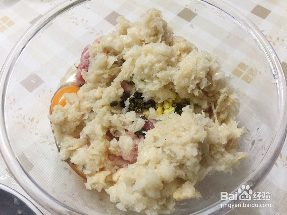 做出入味的竹荪肉圆子炸肉丸
