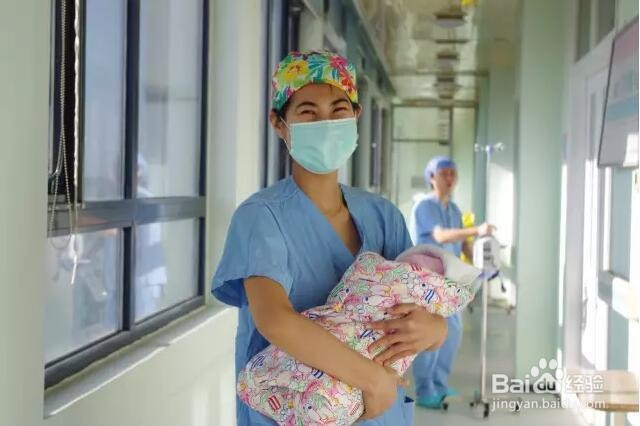 如何抱刚出生的新生儿？