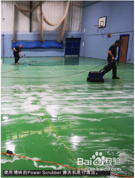 翻新体育馆磨损严重的弹性地板