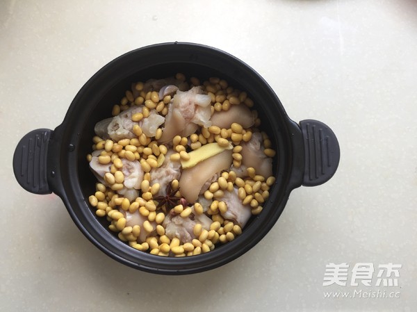 香甜软糯-黄豆焖猪蹄
