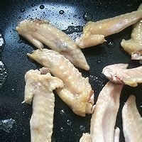 如何制作美味的西芹炒鸡翅尖
