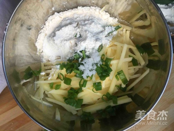 土豆摊蛋饼的做法