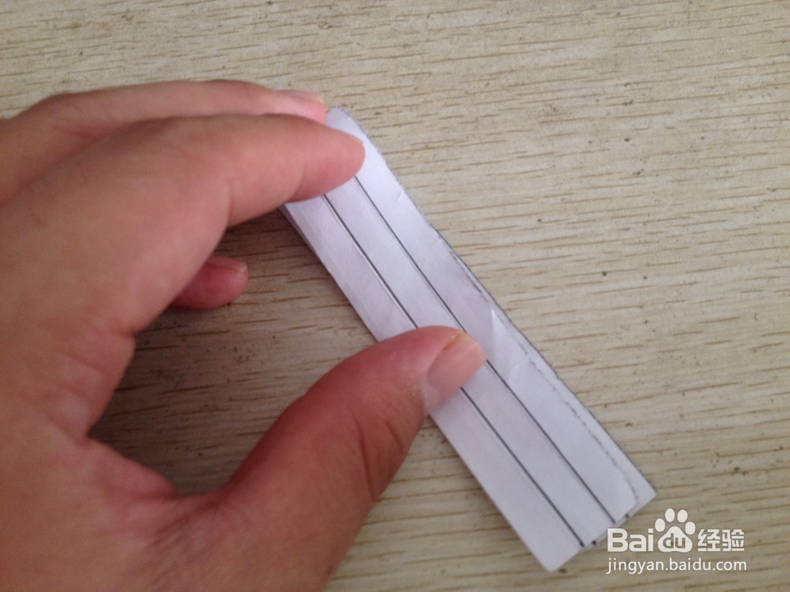 如何用一张纸条做可以支撑两支中性笔的简易支架