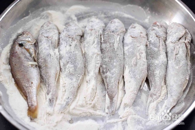 怎么做五香干炸大头宝鱼。