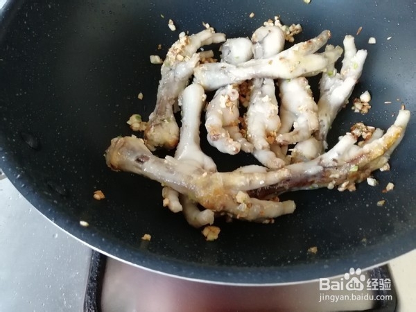 风味辣酱鸡爪的做法