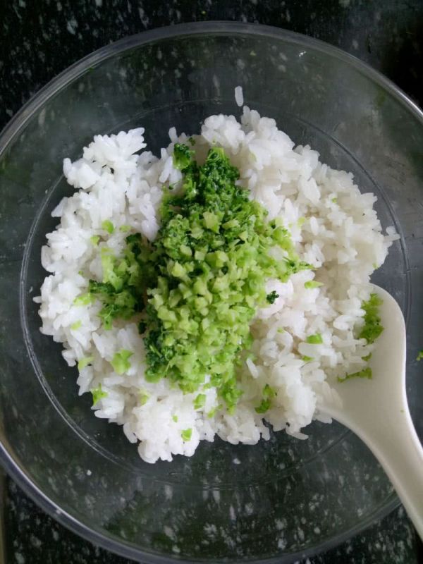 西兰花肉松饭团