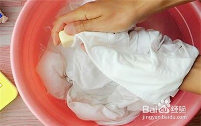 葡萄酒渍弄衣服上如何洗掉