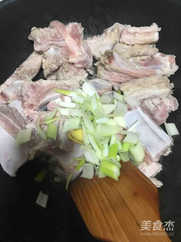 土豆炖排骨的做法