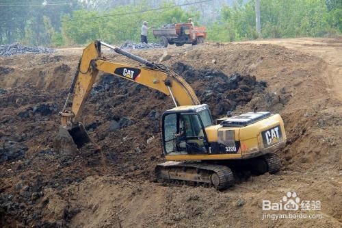 上海洋山港进口国外二手挖掘机该怎么操作?