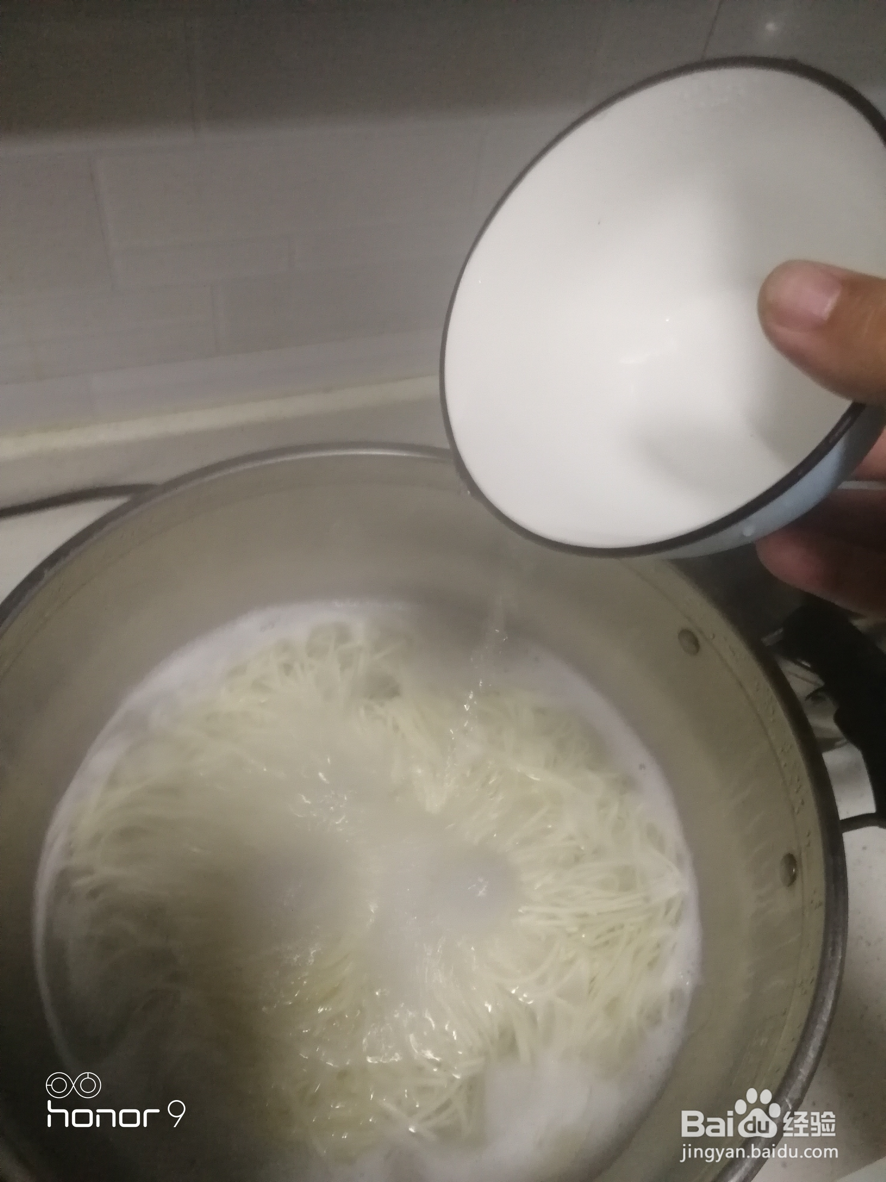 煮面的时候如何不溢锅