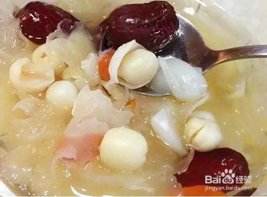 银耳莲子百合红枣枸杞汤的做法