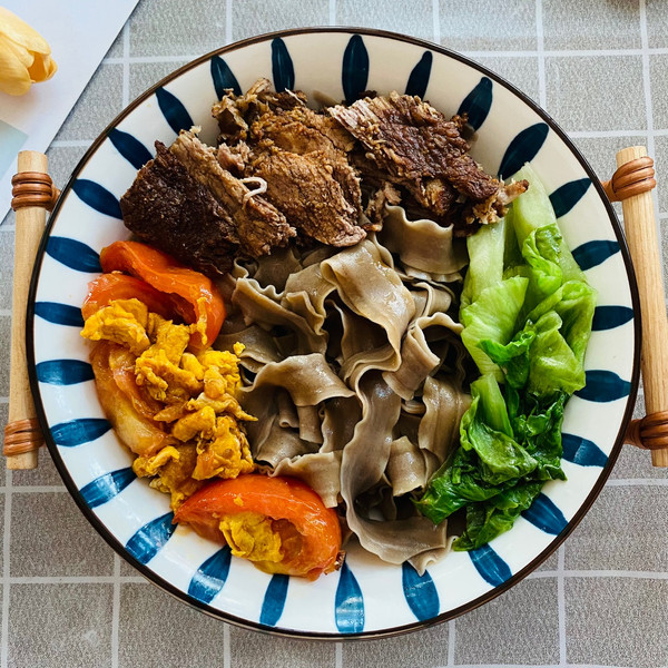 西红柿鸡蛋生菜卤牛肉煮荞麦刀削面
