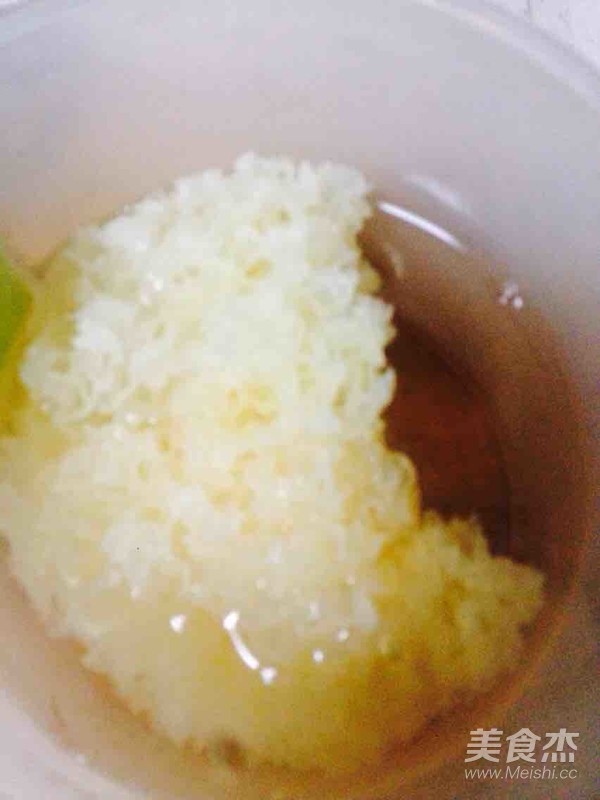 香蕉莲子桂圆红枣枸杞银耳汤