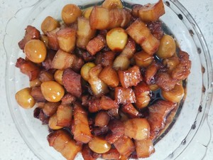 红烧肉炖鹌鹑蛋的做法