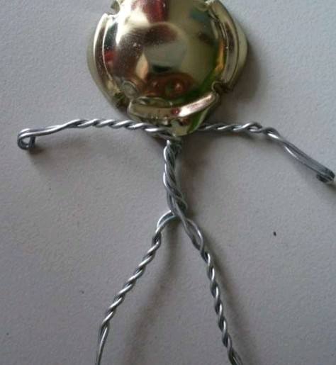 教你怎么用瓶盖和铁丝做小人