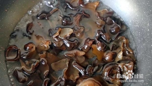 彩椒拌木耳 补血清肠好处多