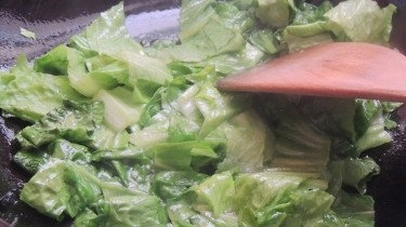 如何用蚝油生菜炒年糕？