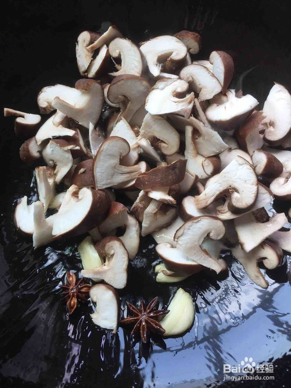 香菇焖鸡的做法