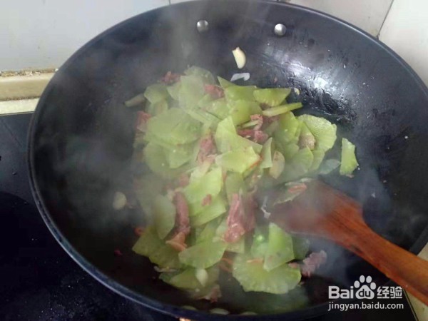 牛肉炒莴苣洋葱的做法