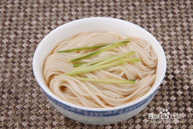 如何清理油腻腻的灶台？